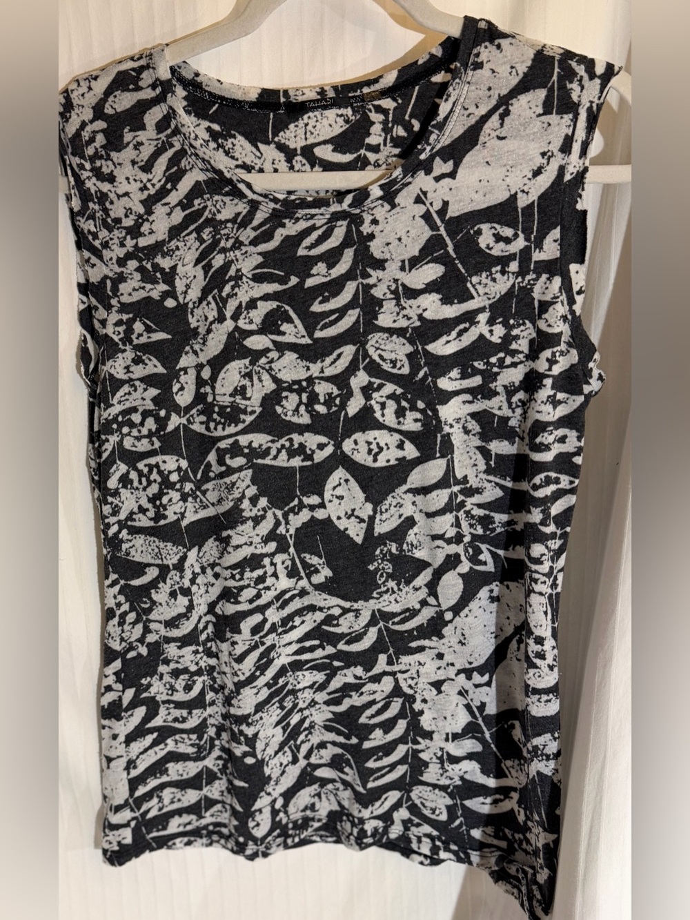 Tahari navy patterned tee women’s size M